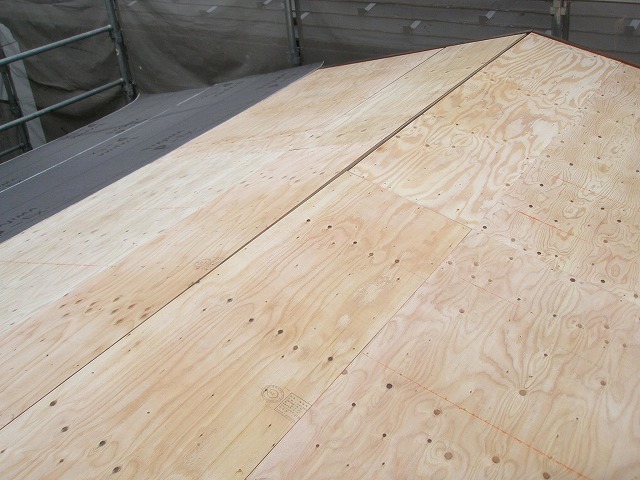 設置中の野地板